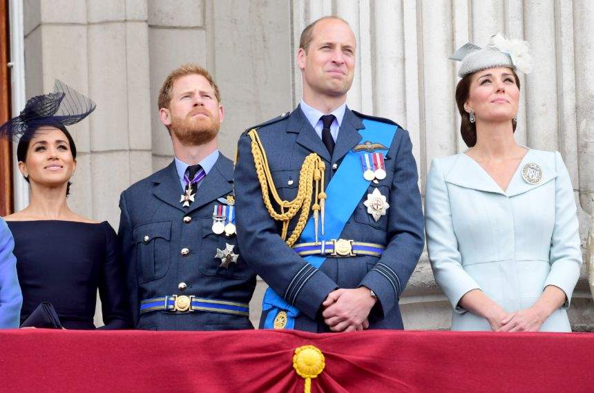 FOTO / Meghan Markle şi Prinţul Harry dau cu flit protocolului regal. Regina Elisabeta se va înfuria