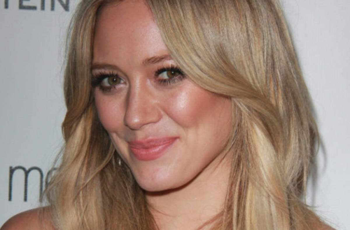 Hilary Duff spulberă mitul vedetelor care arată perfect după sarcină: "Corpul e imens și plin de vergeturi"