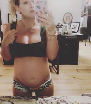 Hilary Duff spulberă mitul vedetelor care arată perfect după sarcină: "Corpul e imens și plin de vergeturi"