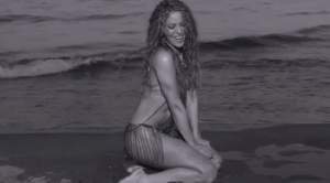 VIDEO / Shakira, sexy și provocatoare! A dansat într-o cușcă și s-a tăvălit pe nisip, la malul mării