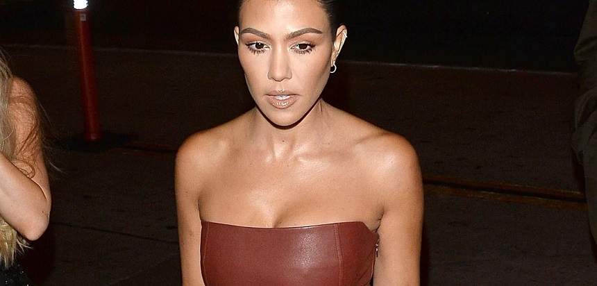 FOTO / Kourtney Kardashian s-a îmbrăcat cu... canapeaua! Rochia s-a potrivit pe ea ca nuca în perete