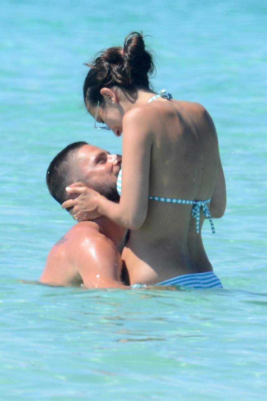 FOTO / Fotbalist cunoscut, clipe fierbinți în valuri, alături de soția lui sexy