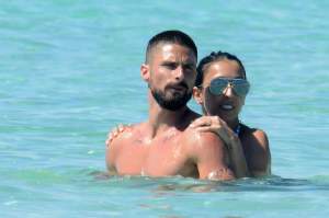 FOTO / Fotbalist cunoscut, clipe fierbinți în valuri, alături de soția lui sexy