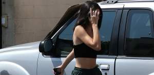 FOTO / Kendall Jenner, morocănoasă în timpul unei ieșiri în oraș. Le-a făcut gesturi obscene paparazzilor care o urmăreau