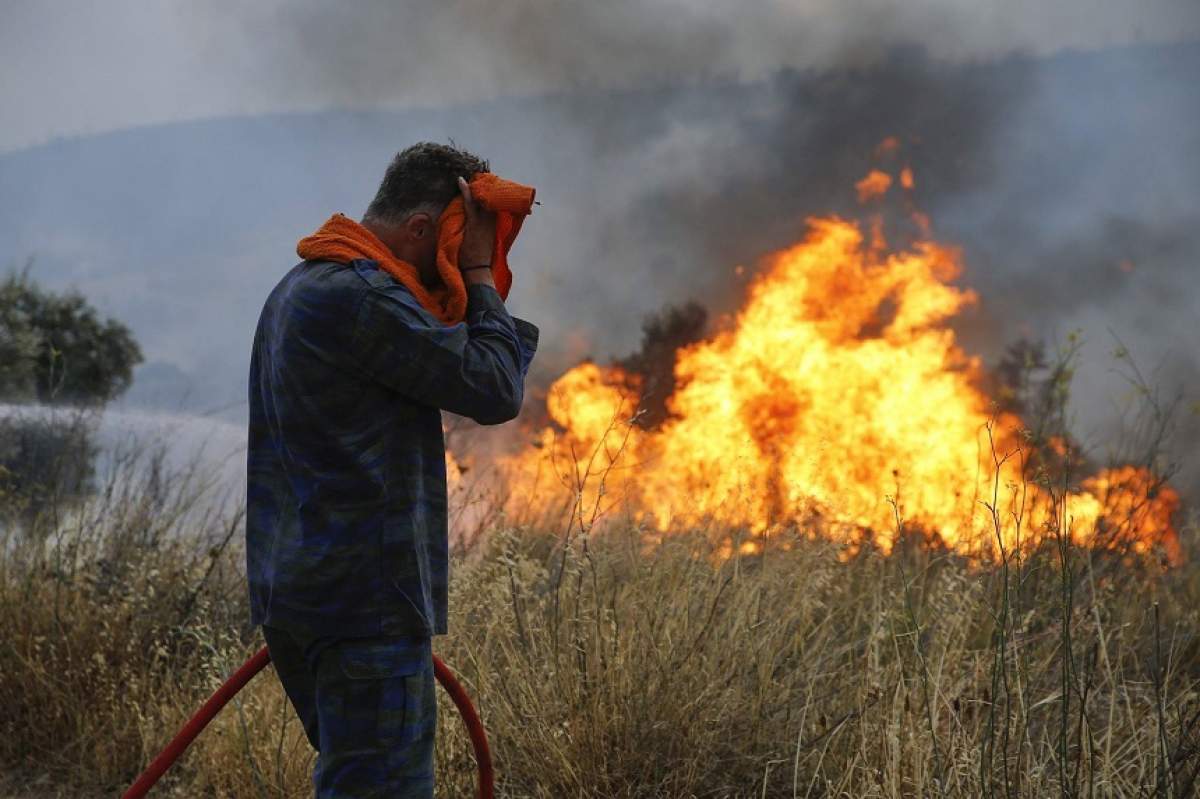 Copilul de numai șase luni al unui pompier a murit în incendiul din Grecia. Tatăl său și-a lăsat familia pentru a se lupta cu focul