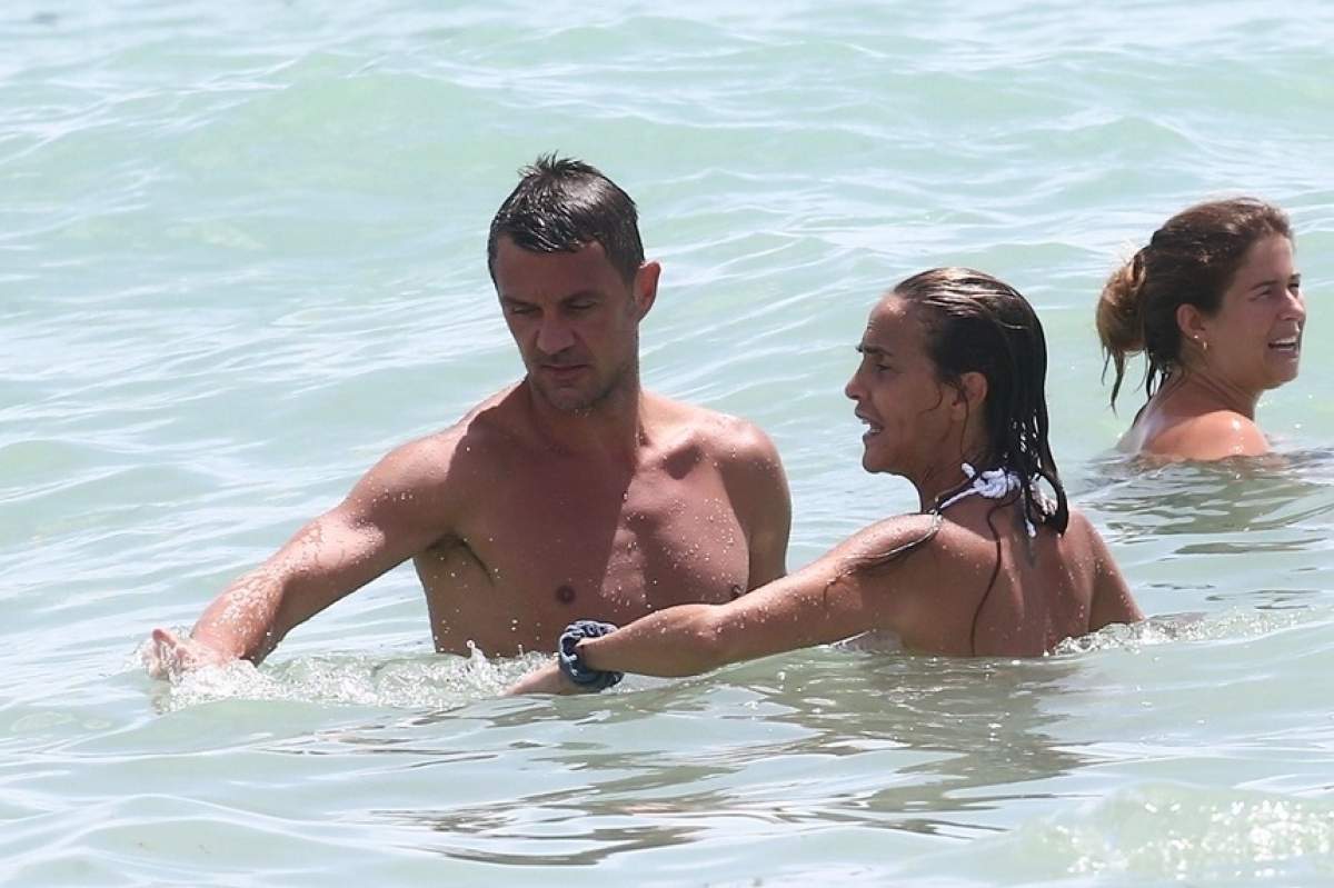 FOTO / Un fotbalist celebru a făcut senzație cu soția la plajă. Bruneta a atras toate privirile