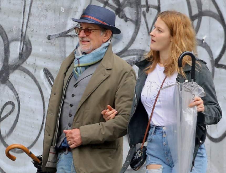 FOTO / Toată lumea îl știe pe Steven Spielberg, dar stai să vezi ce sexy e fiica lui! Blondina s-a dat în stambă la piscină