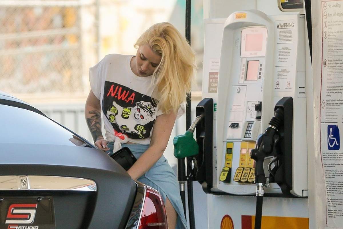 FOTO / Artistă cunoscută, surprinsă la benzinărie. Outfit-ul ei i-a făcut pe toți să-și dea coate