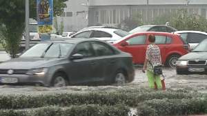 FOTO / Inundații de proporții în Constanța! Mașinile plutesc pe străzi, iar traficul e blocat la intrare în Mamaia