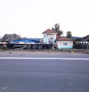 FOTO / Accident îngrozitor în Neamț! Un TIR a spulberat o casă și a lovit mai multe țevi de gaz