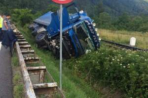 Un TIR a derapat pe șosea și s-a răsturnat pe o cale ferată din Vâlcea. Care este starea șoferului