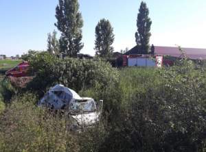FOTO / Microbuz lovit de tren în Satu Mare! Şoferul a murit pe loc