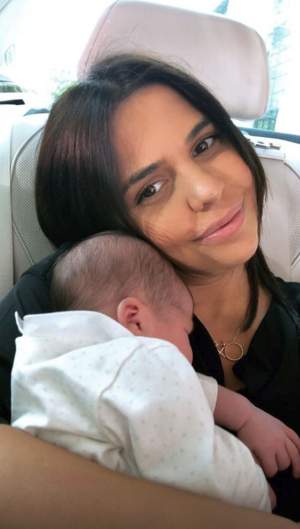 FOTO / Cum arată Andreea Popescu, la puțin timp după ce a născut. Vedeta s-a pozat în oglindă, îmbrăcată într-o bustieră