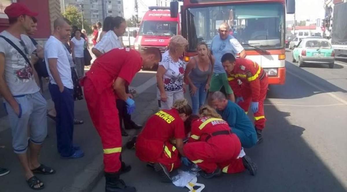 FOTO / Clipe de coșmar pentru o femeie din Satu Mare! Șoferul de autobuz a prins-o între uși și a târât-o pe stradă