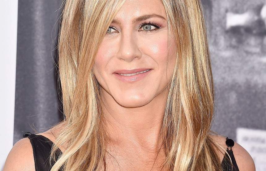 Jennifer Aniston, din nou în brațele unui domn – dar ale cui?! Frumoasa actriță are doi bărbați pe urme