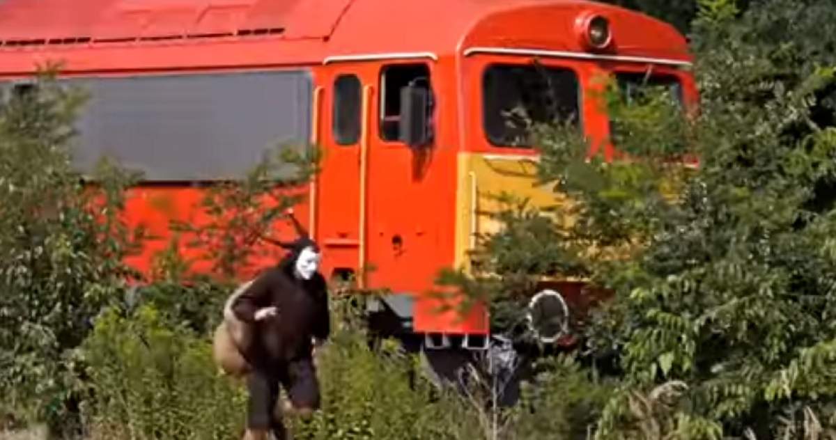 VIDEO / Un tânăr s-a costumat în melc și s-a luat la întrecere cu trenul. Imaginile au ajuns virale
