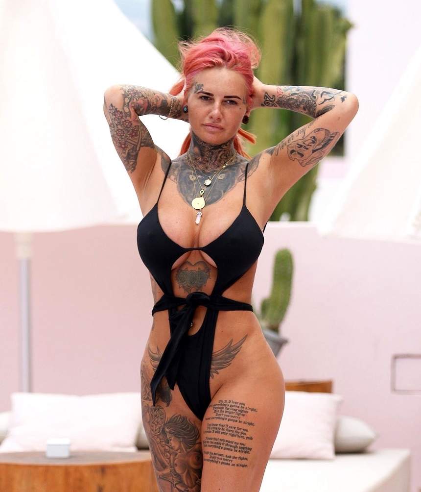 FOTO /  Jemma Lucy, cu fundul în sus, la soare! Și-a acoperit zona intimă doar cu o bucată de material