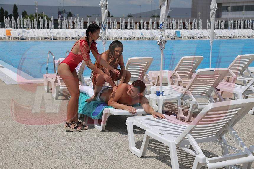 FOTO / Bote, Natalia şi Raluca şi-au făcut de cap la piscină! Ce fac matinalii atunci când nu sunt filmaţi