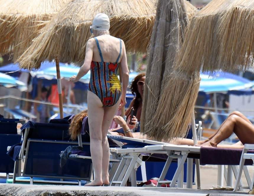 FOTO / Creatoare de modă celebră, în fundul gol pe plajă! Are aproape 80 de ani și le-a oferit tuturor o imagine neplăcută