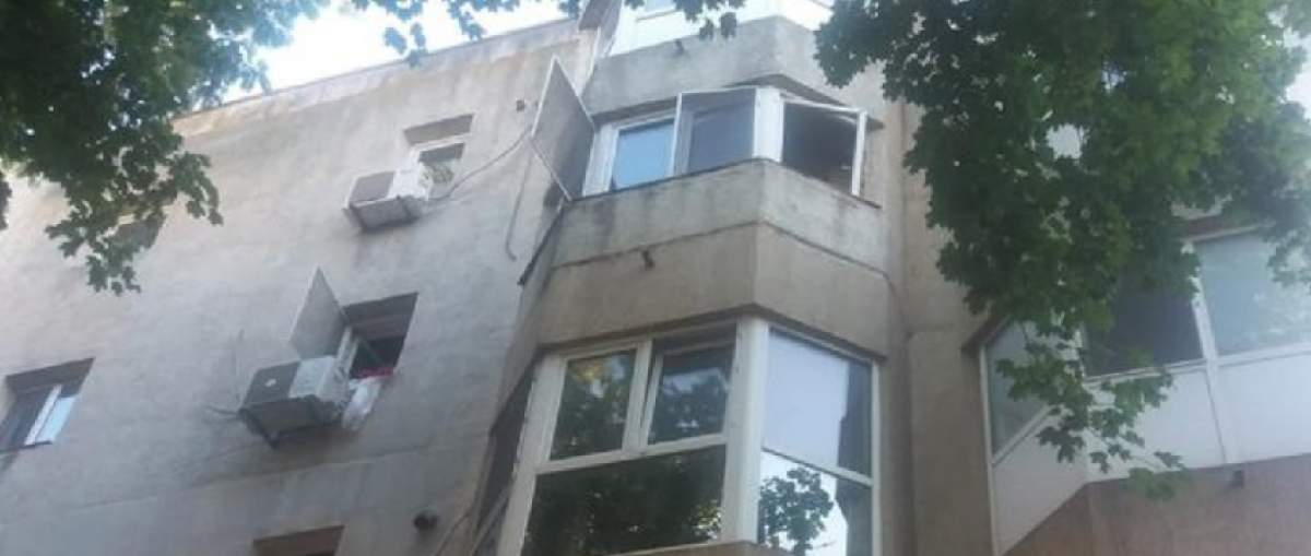 FOTO / Explozie puternică într-un bloc din Constanţa! Doi adulţi şi un copil au suferit arsuri grave