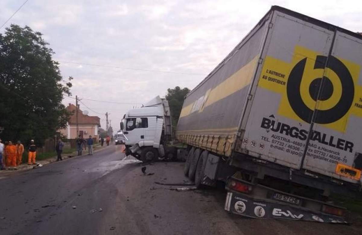 FOTO / Accident tragic pe DN11! Două persoane au murit în urma impactului dintre un autoturism și un TIR