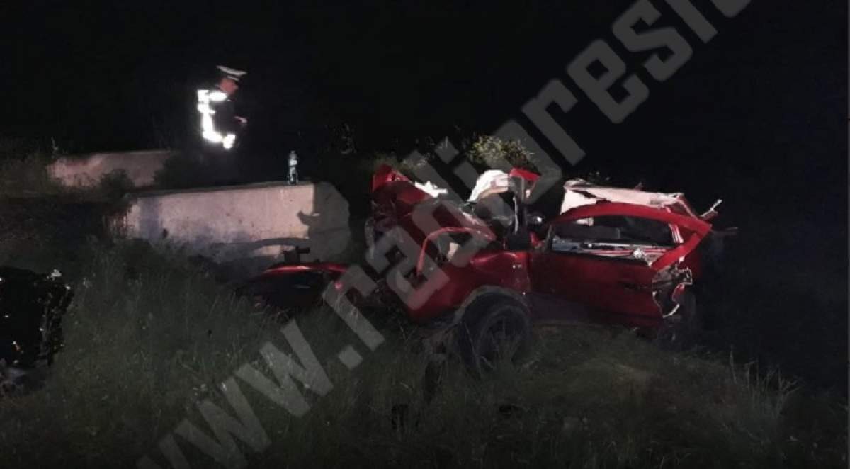 FOTO / Accident mortal la Caraș Severin. Un șofer cu „alte preocupări” la volan s-a izbit violent de un cap de pod