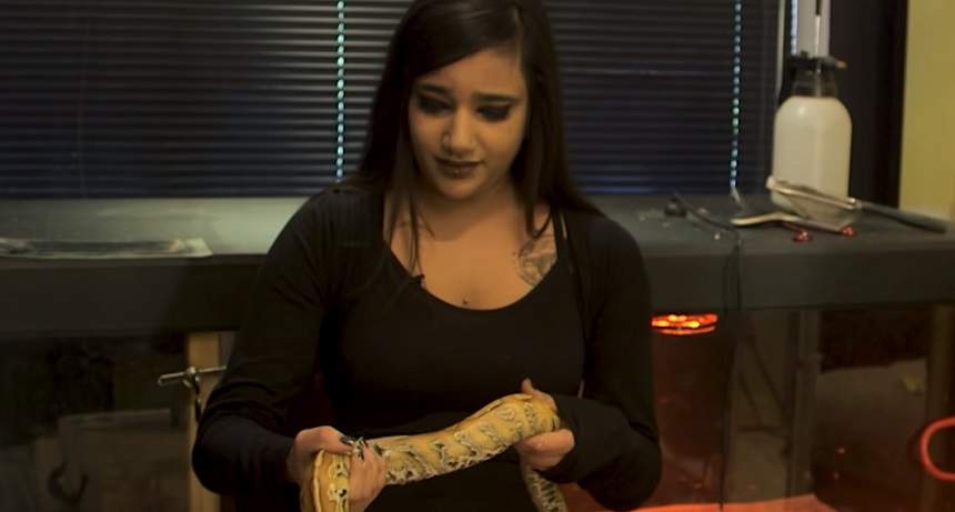 VIDEO înfiorător / Ea e tânăra care împarte dormitorul cu 16 şerpi: "Sunt muşcată săptămânal"