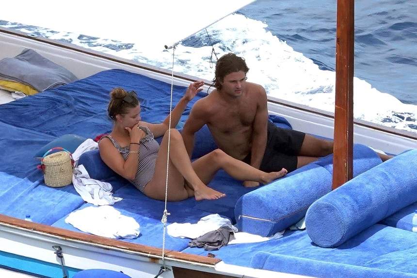 FOTO / Fosta iubită a lui Leonardo DiCaprio și iubițelul ei, momente tandre pe un iaht. Modelul s-a îngrășat vizibil 
