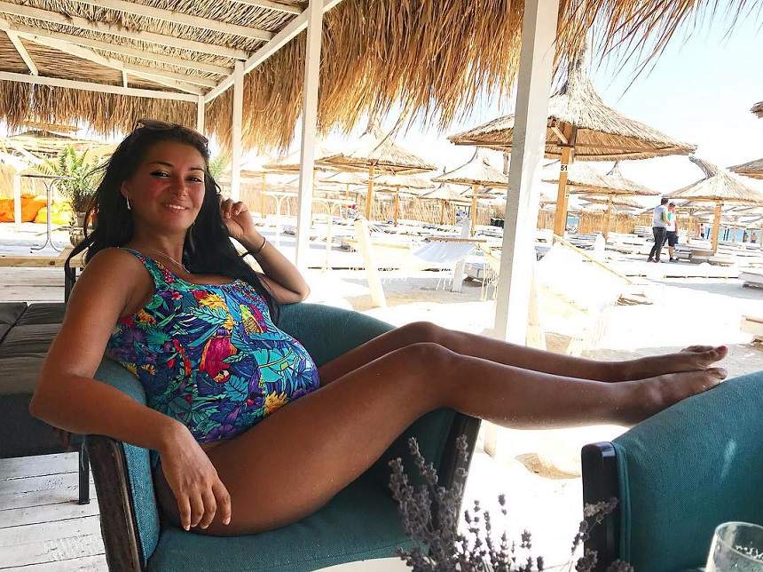 FOTO / Este pe ultima sută de metri, dar strălucește în costum de baie! Elena Ionescu, ex-Mandinga, cu burtica de gravidă la plajă