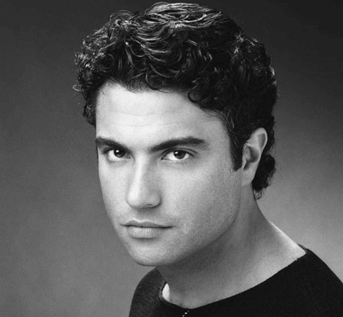 FOTO / Îl mai ştiţi pe simpaticul actor Jaime Camil? Anii nu au trecut deloc neobservaţi pe lângă el