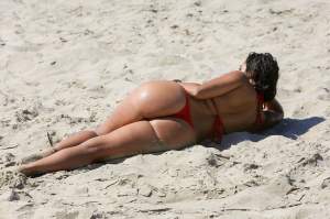 FOTO / Actriță internațională, show incendiar pe plajă. Și-a expus fundul bronzat în poziții deocheate