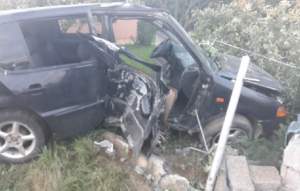 Accident grav în Suceava. Un băiat de 19 ani s-a urcat beat la volan și a intrat într-un cap de pod