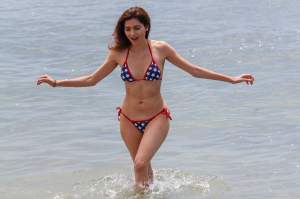 FOTO / Seducătoare și sexy! O actriță cunoscută, surprinsă în costum de baie, în timp ce se juca în mare