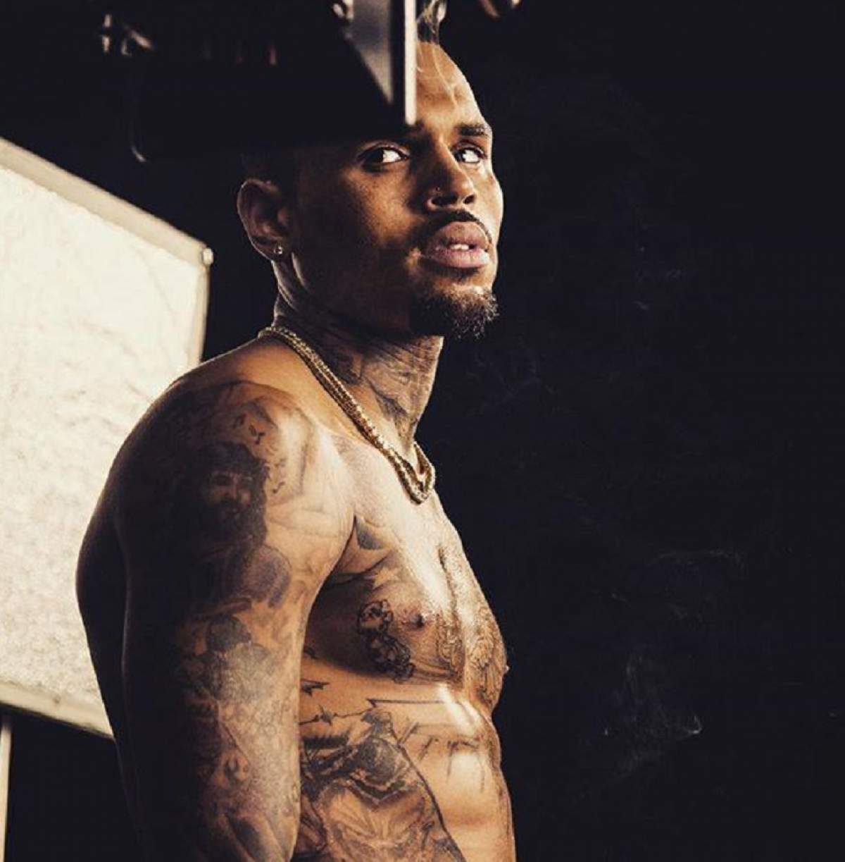 Chris Brown a fost arestat! Cântăreţul se află în spatele gratiilor