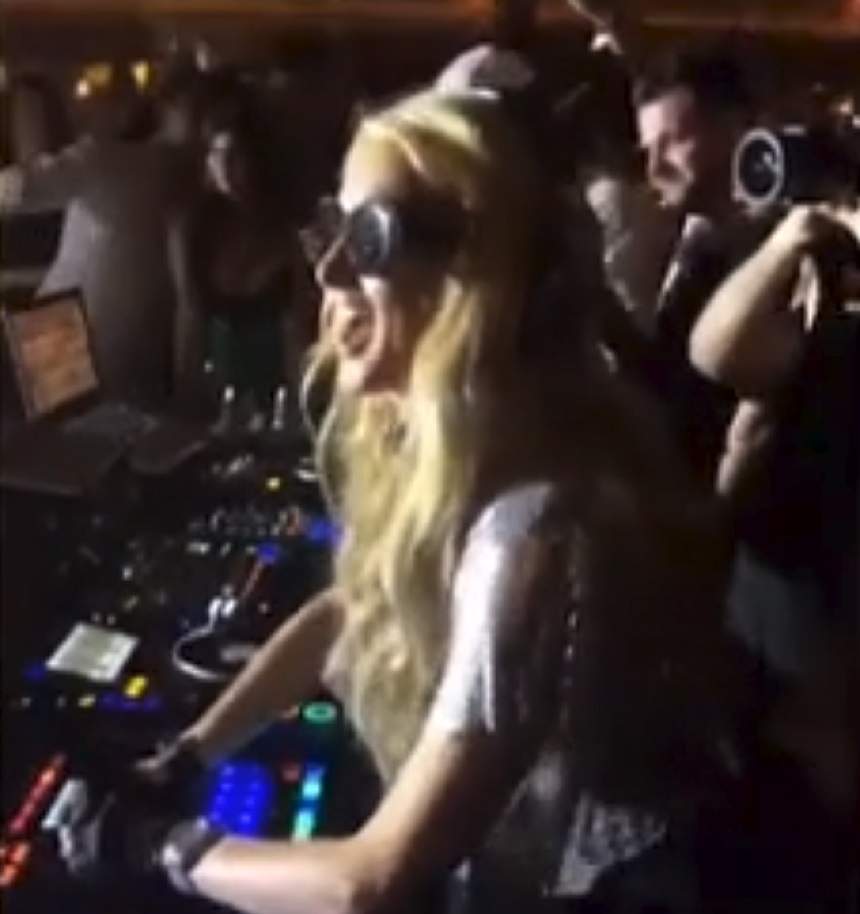 VIDEO / Paris Hilton a făcut show de show într-un club de fiţe din Capitală! Cine a stat tot timpul alături de ea