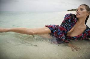 FOTO / Kate Moss și-a etalat sânii într-un decolteu amețitor. Vedeta a făcut show incendiar pe o plajă exclusivistă