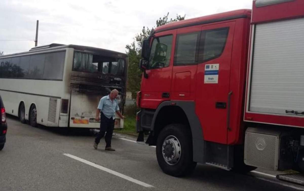 Incendiu puternic pe o şosea din Gorj. Un autocar cu zeci de copii la bord a luat foc