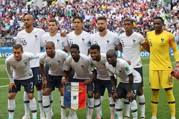 FOTO / La un pas de tragedie, în timpul meciului dintre Uruguay şi Franţa de la Mondial. Ce a păţit portarul "cocoşilor galici"