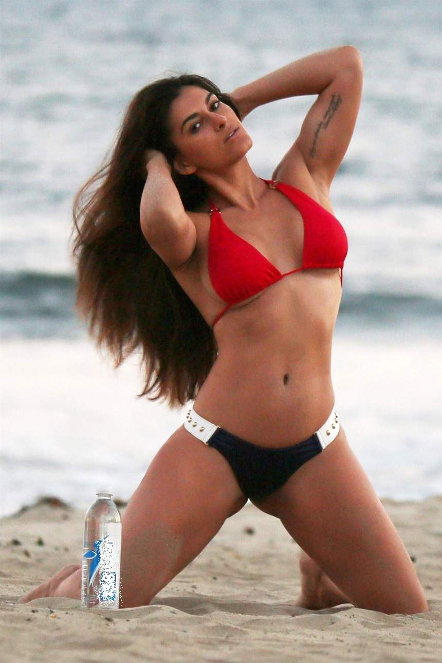 FOTO / Scene fierbinți pe plajă cu o actriță celebră. S-a jucat cu imaginația bărbaților fără nicio jenă