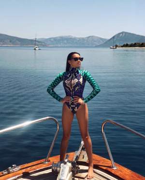 FOTO / Carmen Simionescu, excentrică și sclipitoare în largul mării! Fata lui Adrian Minune a furat toate privirile