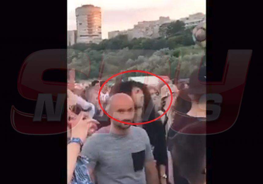 VIDEO / Cum se distrează Răzvan, soţul Deliei la mare, în timp ce artista a rămas în Bucureşti