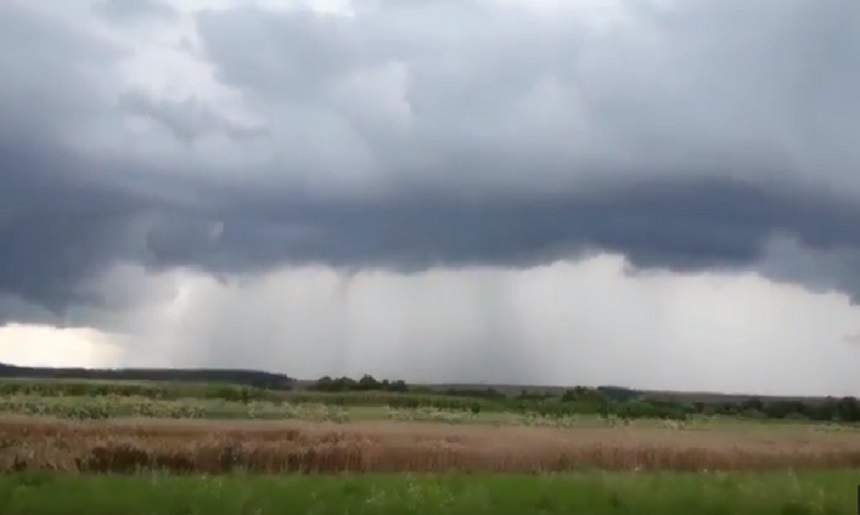 O tornadă puternică a fost filmată în România! Mai multe judeţe sunt în continuare sub cod portocaliu de ploi