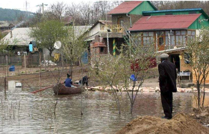 FOTO / Inundaţiile au făcut, din nou, prăpăd în ţară. Localităţi din Botoşani şi Bacău, fără electricitate