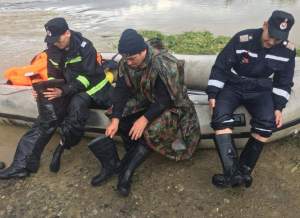 FOTO / Inundaţiile au făcut, din nou, prăpăd în ţară. Localităţi din Botoşani şi Bacău, fără electricitate