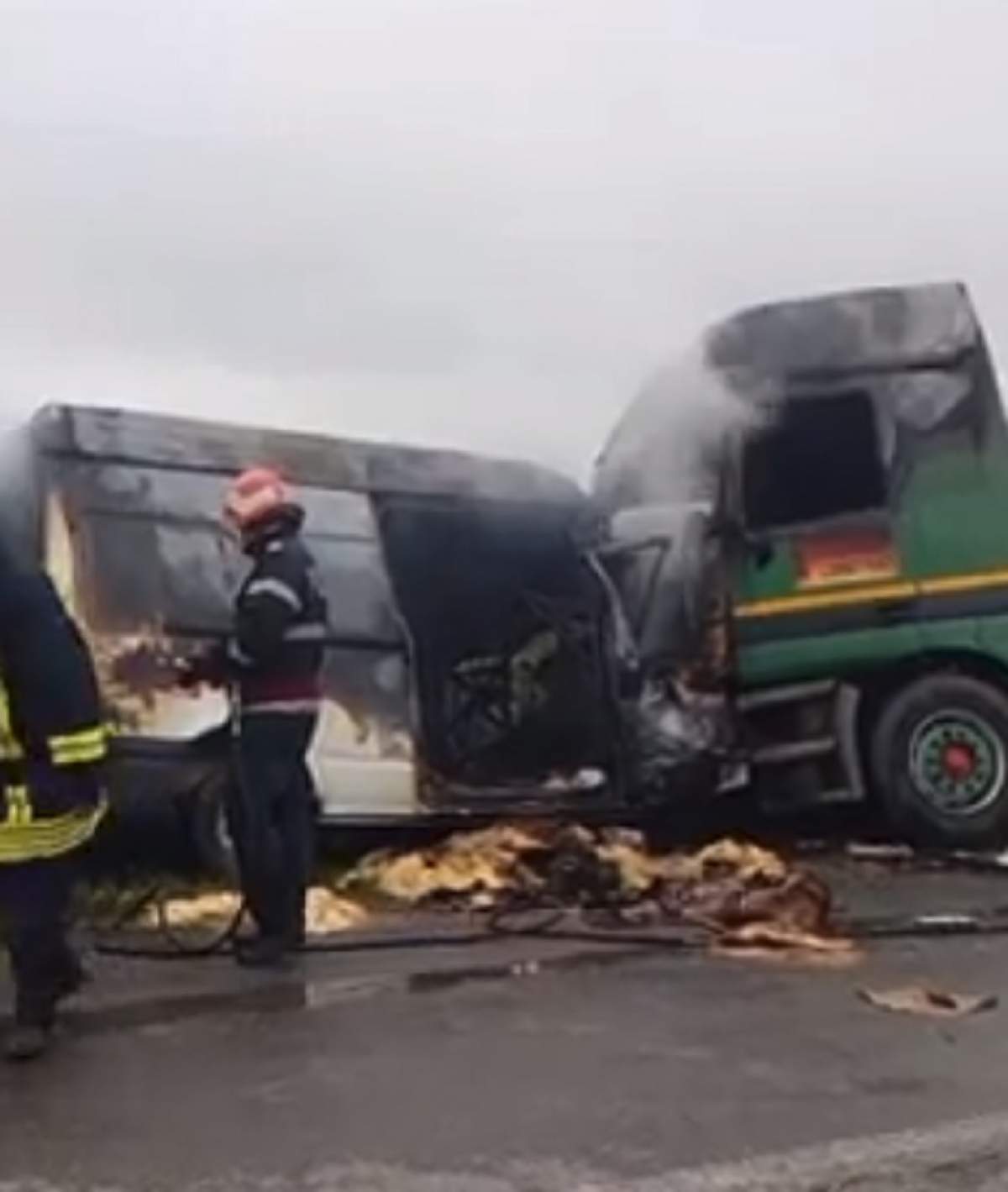 VIDEO & FOTO / Accident groaznic în Maramureș, după ce un microbuz a fost făcut praf de un TIR! Șoferul a ars de viu