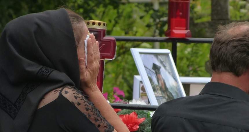 VIDEO & FOTO / Lacrimile curg necontenit pentru victimele din Jibou. Ce s-a întâmplat la pomana de șase săptămâni a fetelor moarte în teribilul accident