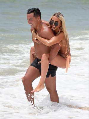 FOTO / Ea - bombă sexy, el - cu „burtă de bere”! Un star internațional s-a afișat în ipostaze tandre cu iubi, pe plajă