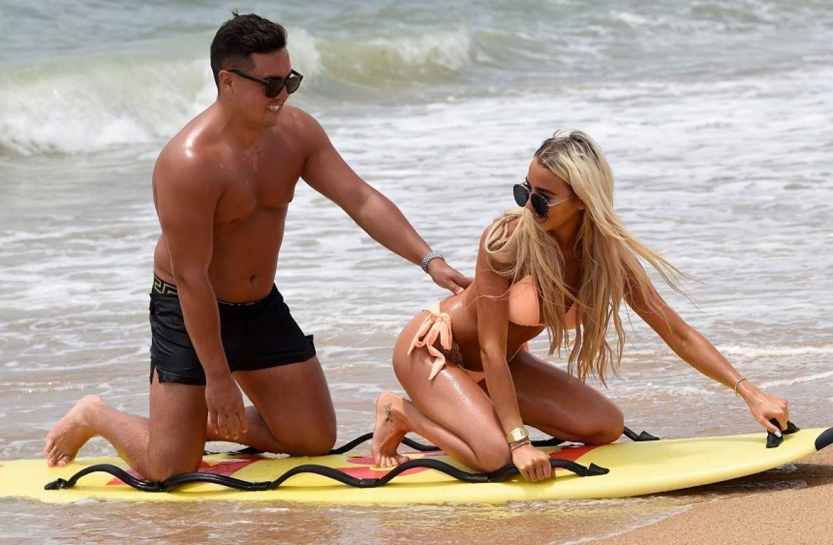 FOTO / Ea - bombă sexy, el - cu „burtă de bere”! Un star internațional s-a afișat în ipostaze tandre cu iubi, pe plajă
