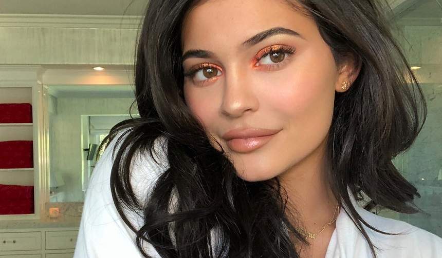 FOTO / Adio, „bot de rățușcă”! Kylie Jenner și-a micșorat buzele și arată ca o altă persoană