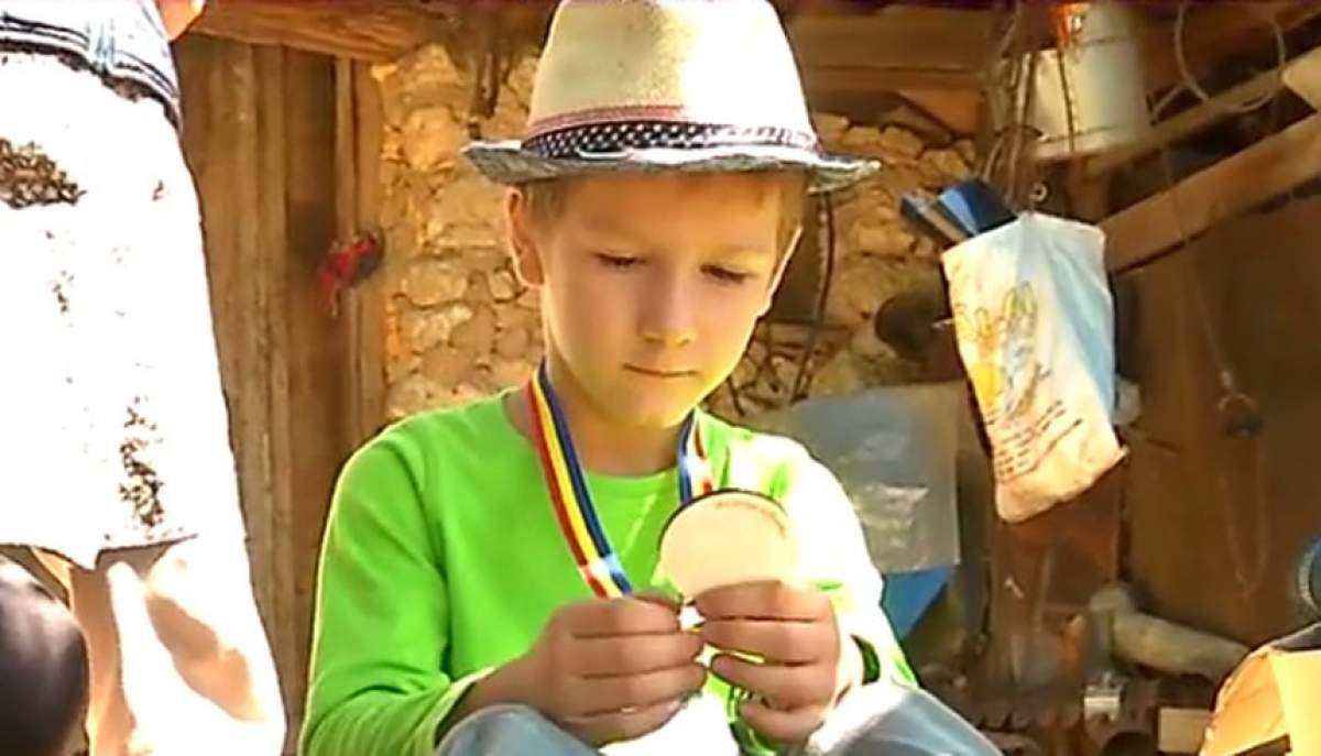 VIDEO / Copilărie trăită în sălbăticia munţilor. Povestea cutremurătoare a micuţului care nu ştie ce înseamnă jucăriile